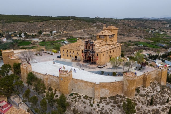 Entre fortaleza y castillo o santuario y basílica no hay que decidirse.