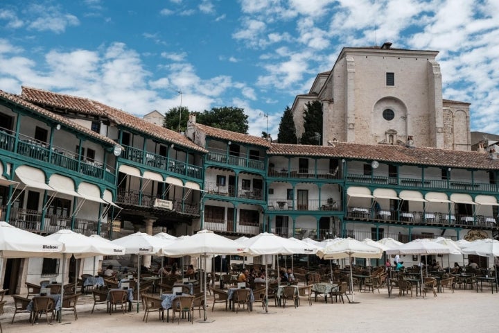 Vista parcial de la Plaza Mayor de Chinchón con la iglesia al fondo.