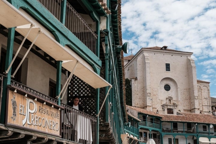 Fachada del Restaurante El Pregonero en la plaza de Chinchón y con la iglesia al fondo.