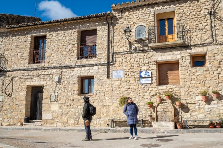 El actual caserío de Fuendetodos está perfectamente reconstruido y embellecido.