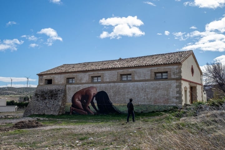 Gran mural a la entrada de Fuendetodos que interpreta el cuadro de la Maja desnuda.