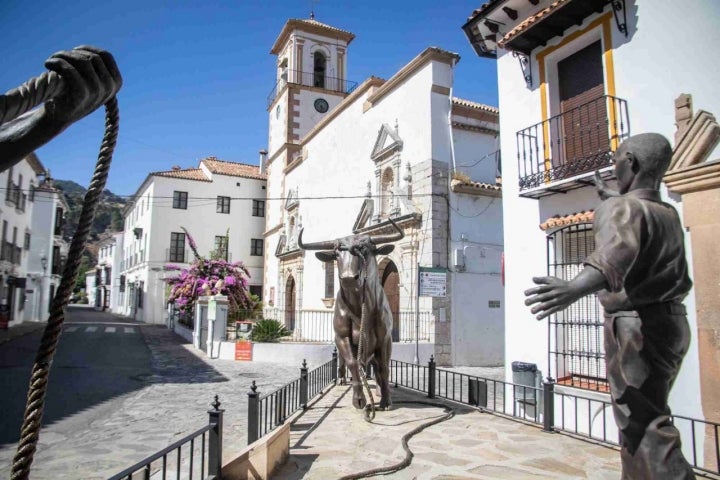 Esculturas en medio del pueblo.