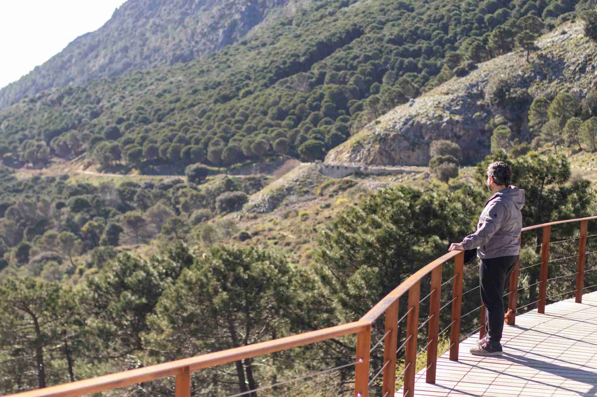 Hombre asomado al mirador del Puerto del Boyar.