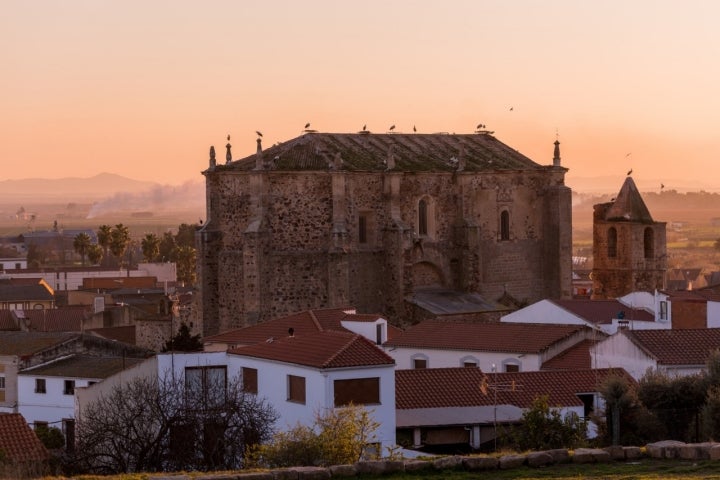 El atardecer y la iglesia de Santa Cecilia.
