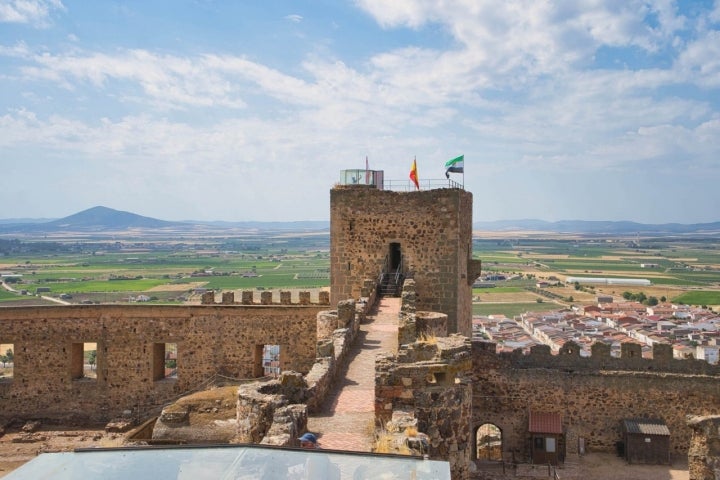 El castillo medieval corona el pueblo.