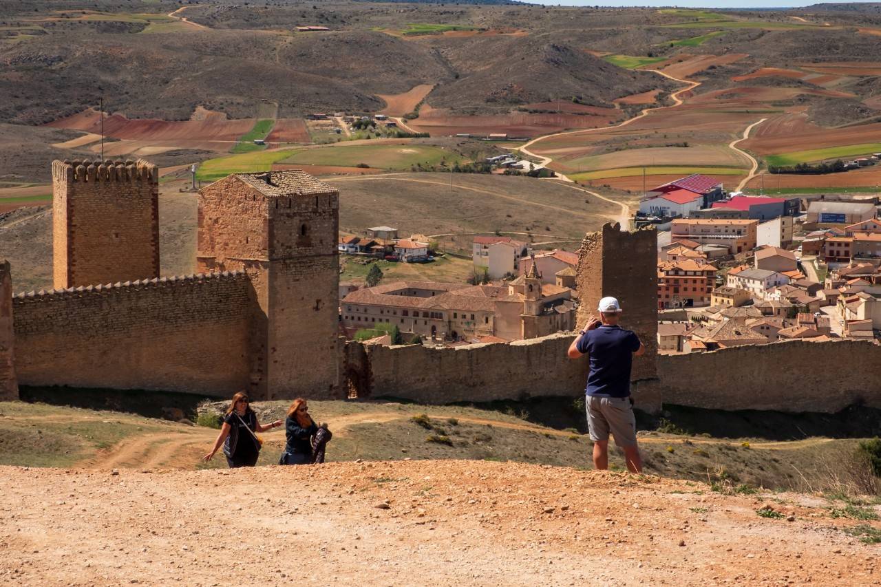 Qué ver Molina de Aragón colina con turistas