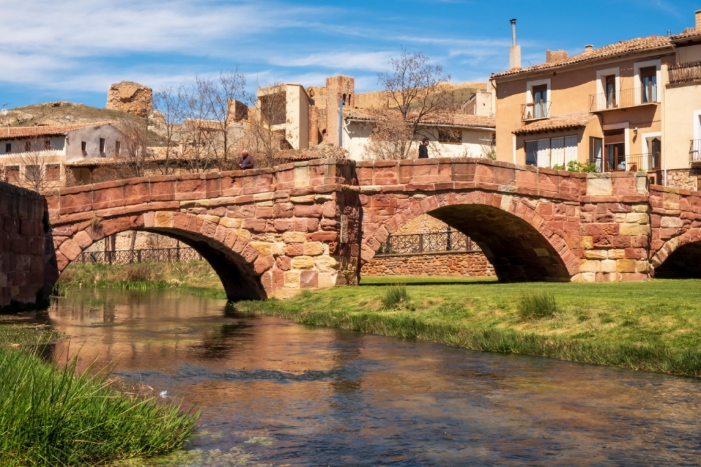 Viajar entre fortalezas medievales, lavanda y tejados de pizarra