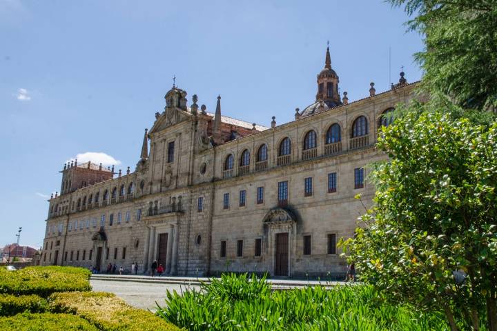 La impontente fachada del Colegio de Nuestra Señora de la Antigua. Foto: Turismo Monforte