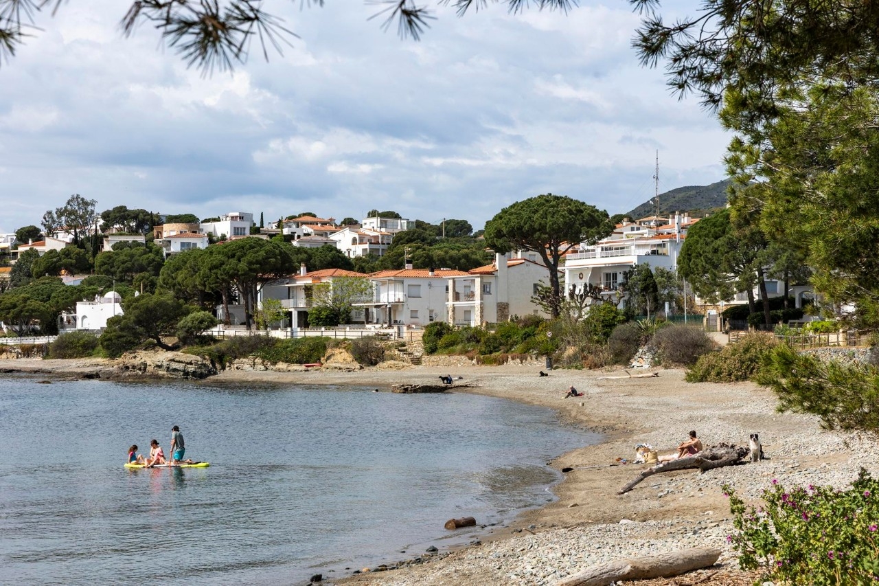 Llançà, vacaciones con aire vintage entre calas secretas (y caninas)