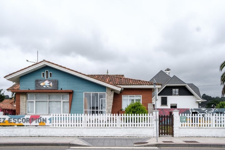 La escuela de surf es una de las más populares de la zona para adentrarse en esta disciplina.