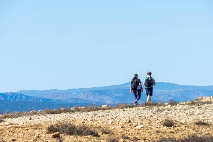 Dos senderistas por la zona de Barrachina en Teruel