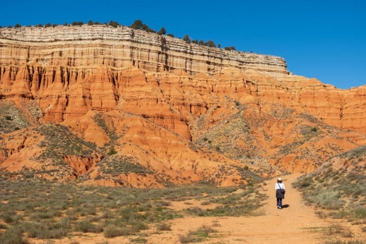 Una mujer camina por la zona de Barrachina