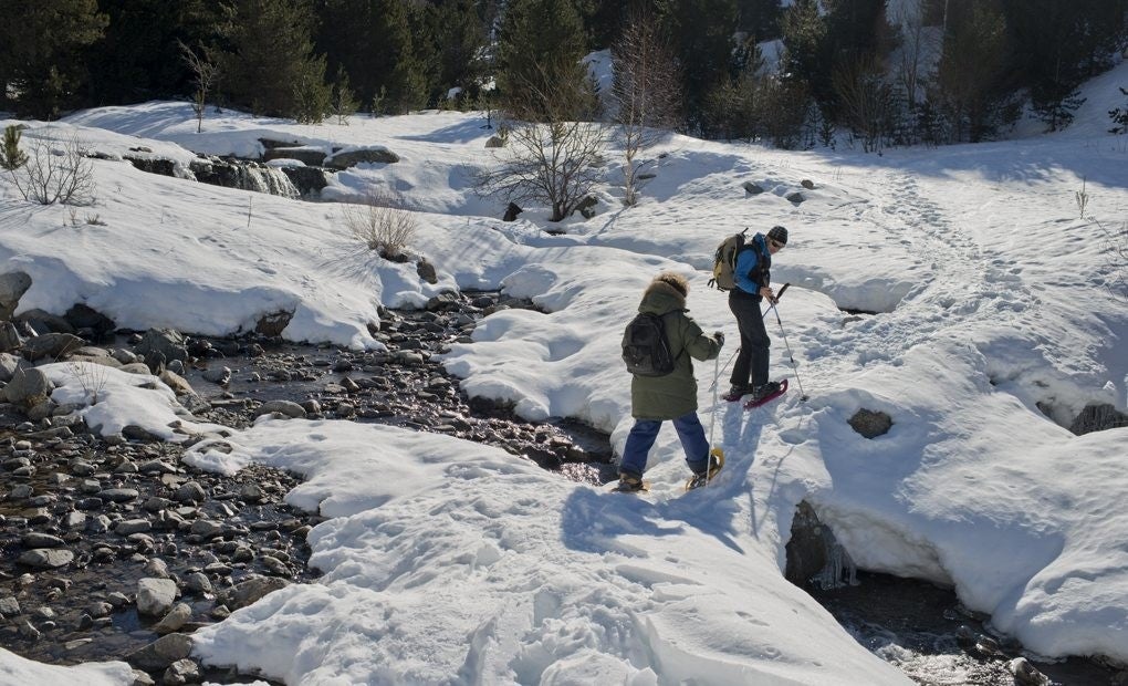 Cómo asaltar las cumbres nevadas con unas raquetas