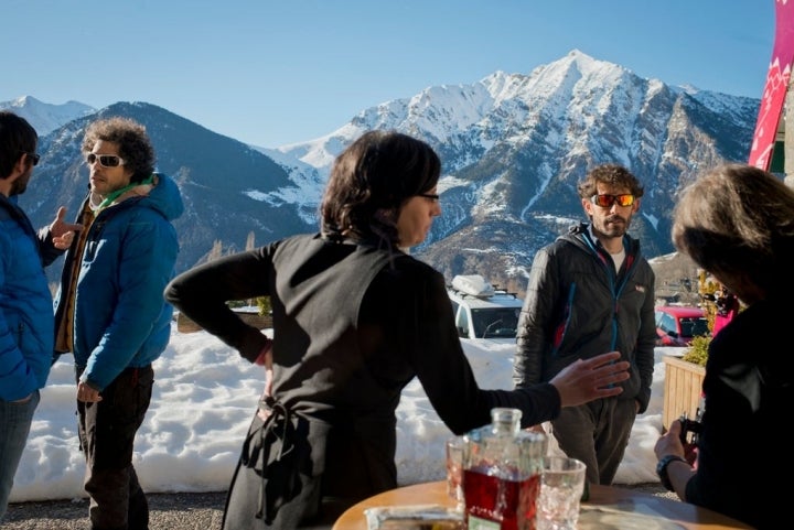 La terraza del restaurante 'El Fai', lo mismo da para el rico aperitivo que para el pacharán.