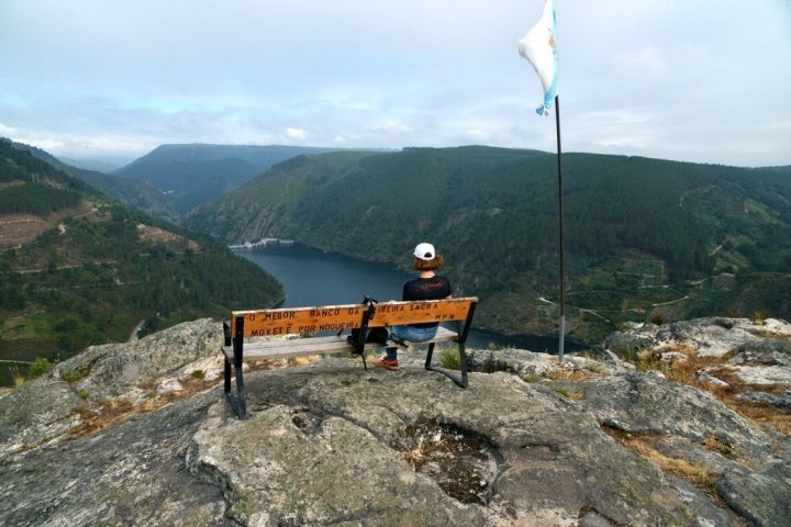 Ruta por el Cañón Mao (Ribeira Sacra): banco del mirador de Pena do pobre