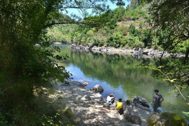 Ruta por el Cañón Mao (Ribeira Sacra): Playa de Barxacova.