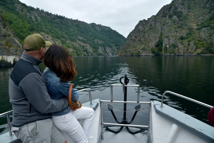 Ruta por el Cañón Mao (Ribeira Sacra): pareja en el cañón del río Sil