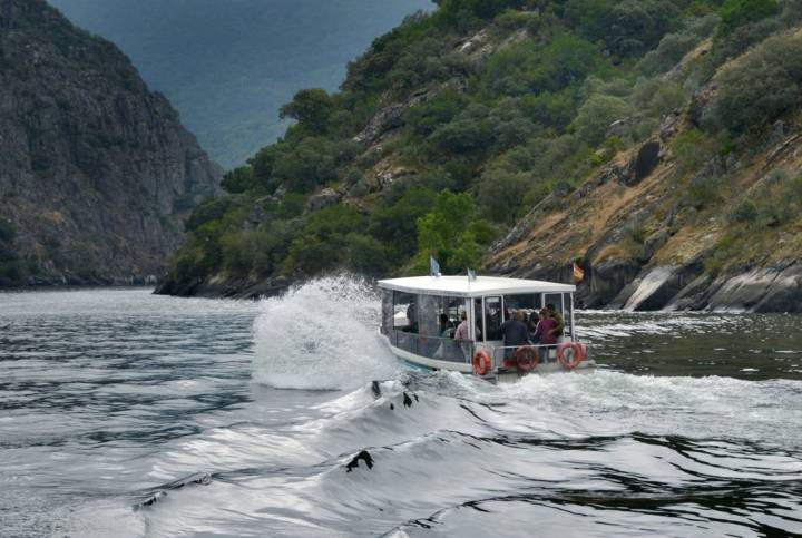 Ruta por el Cañón Mao (Ribeira Sacra): catamarán en el cañón del río Sil