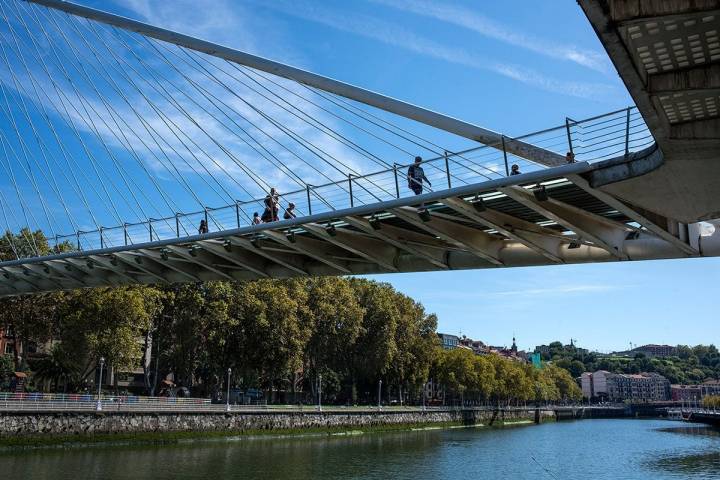 Puente de Zubizuri en Bilbao, ciudad natal de la escritora. Foto: Alfredo Cáliz