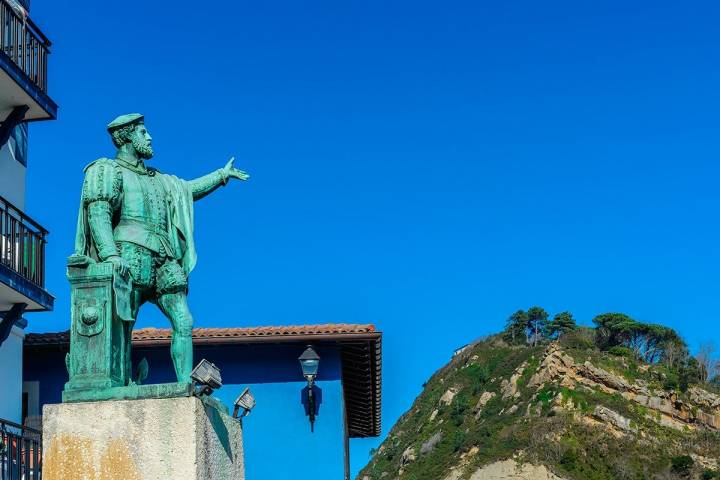 La estatua de Juan Sebastián Elcano, ciudadano ilustre de la localidad. Foto: Shutterstock