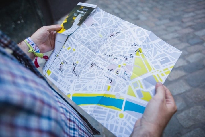 Un visitante consultando el mapa de los itinerarios de Murillo por Sevilla.