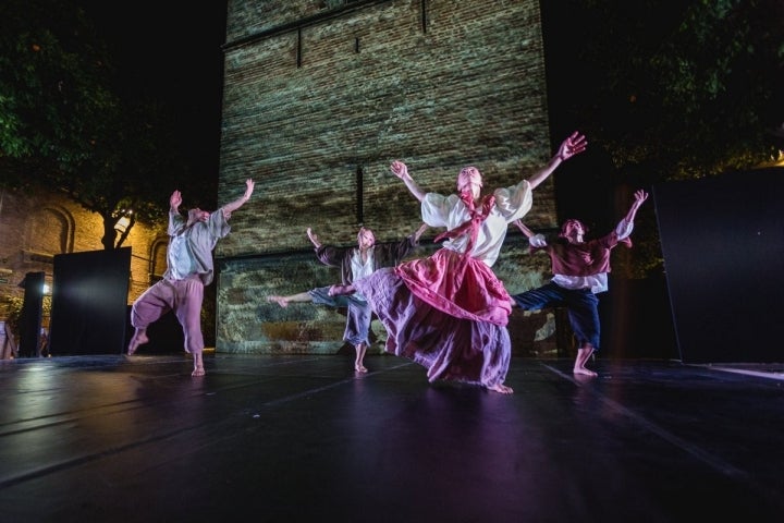 Bailarines actuando junto a la Torre de Don Fadrique en Sevilla.