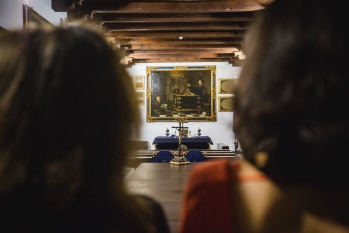 Los visitantes observan el cuadro de Valdés Leal en el Hospital de la Caridad, 'Miguel Mañara leyendo la Regla de la Santa Caridad' (1681), Sevilla.