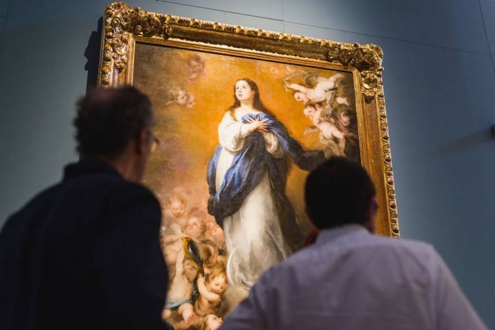 Unos visitantes miran una de las Inmaculadas de Murillo en el Museo de Bellas Artes de Sevilla.