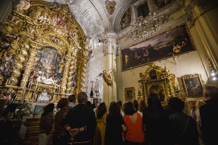 Los visitantes observan las obras del Hospital de la Caridad durante la visita nocturna, en Sevilla.