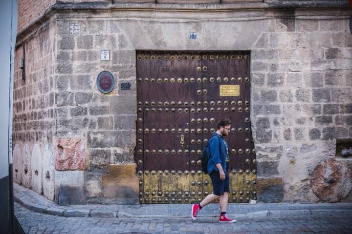 Detalle del portón y fachada de entrada a la Casa de los Pinelo en Sevilla.