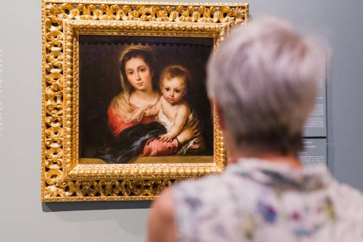 Una mujer observa el cuadro de 'La Virgen con el Niño' de Murillo en el Museo de Bellas Artes de Sevilla.