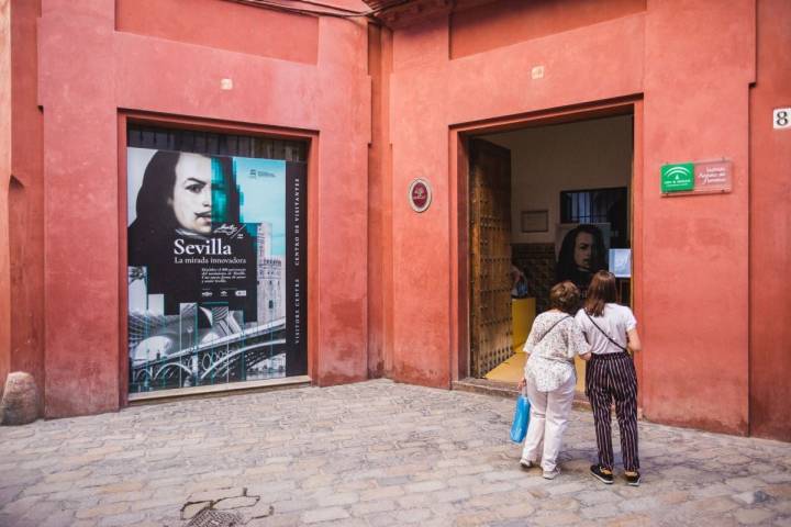 Unas mujeres junto a la puerta del Museo Casa de Murillo, en Sevilla.