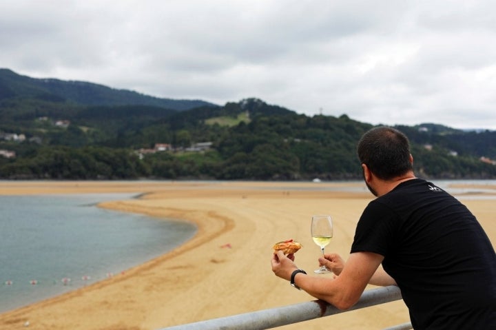 La taberna 'Atxarre', en la playa de Laida, tiene una vistas impagables.