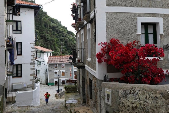 Calles empinadas y paredes blancas configuran las vistas de Elantxobe.