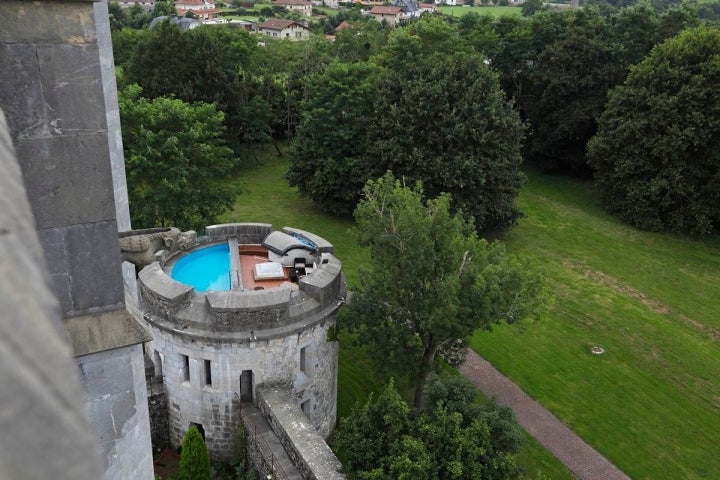 El 'jacuzzi' entre almenas es uno de los muchos detalles que se pueden encontrar en el Castillo de Arteaga.