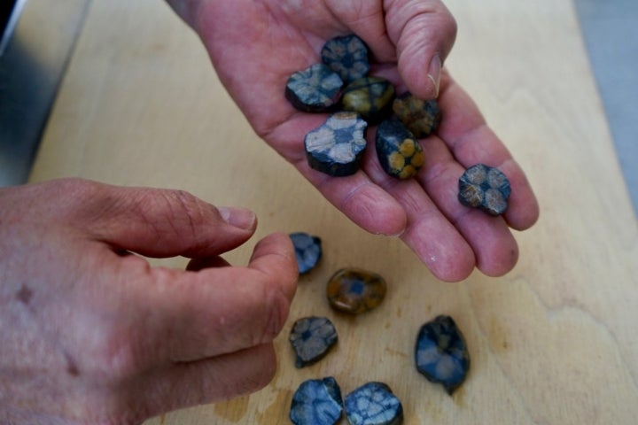 Asturias con los cinco sentidos: Artesanía con quiastolita, la piedra de los celtas