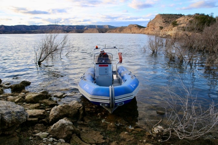 Lucían Istrate pilotando la zodiac.