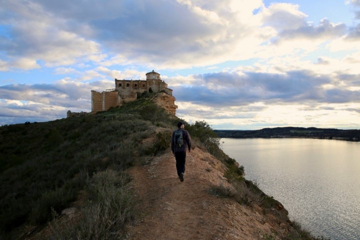 El embalse se encuentra entre las poblaciones de Caspe, Chiprana y Mequinenza.