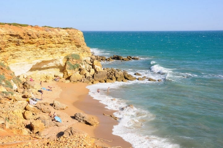 Un paisaje idílico de mar esmeralda rodeado de piedras rojizas. Foto: Shutterstock.