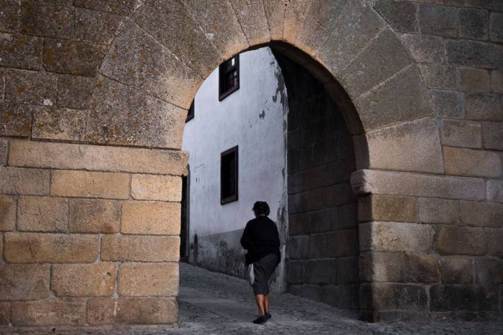 Una vecina bajo un arco en Miranda de Douro. Foto: Manuel Ruiz Toribio