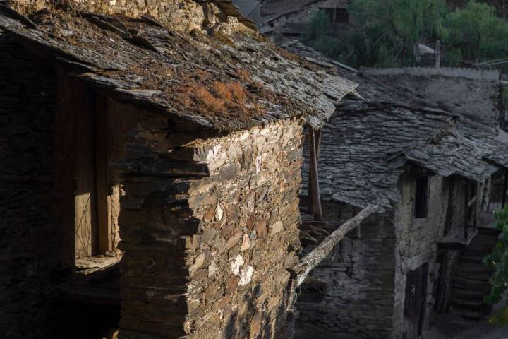 Casas tradicionales en Riohonor de Castilla, la parte española. Foto: Manuel Ruiz Toribio