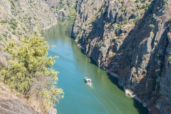 Navegando por el cauce del Duero. Foto: Shutterstock.