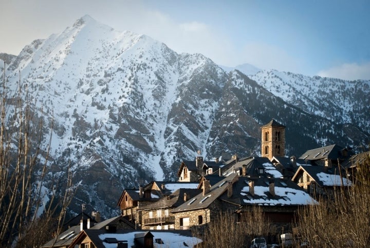 Santa María de Taüll, detrás de Sant Climent. Aunque no entra en la leyenda, su apostura no tiene nada que envidiarles.