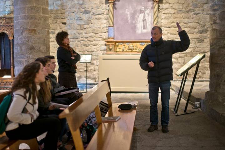 El profesor Josep Monforte explica a sus alumnos los misterios de hace 1.000 años. De pie Berta, el alma de Sant Climent.