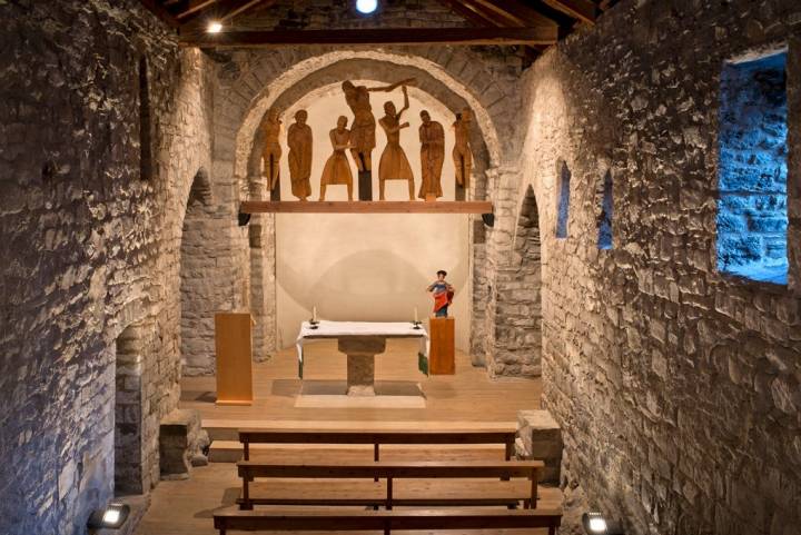 Interior de Santa Eulalia d'Erill, con reproducción del grupo escultórico que representaba el Descendimiento de la Cruz.