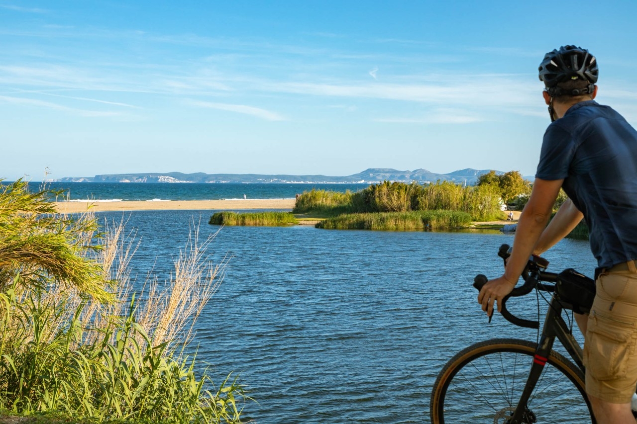 De mar y montaña a orillas de un río en femenino