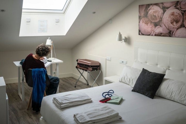 Una mujer leyendo en su habitación del Comfort Suites.