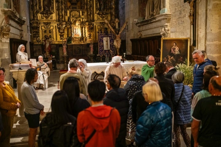 Monjas dan la bendición en Santa María Del Camino.