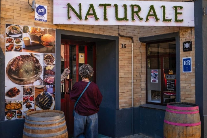 Mujer en la entrada del restaurante Naturale, cocina más novedosa.
