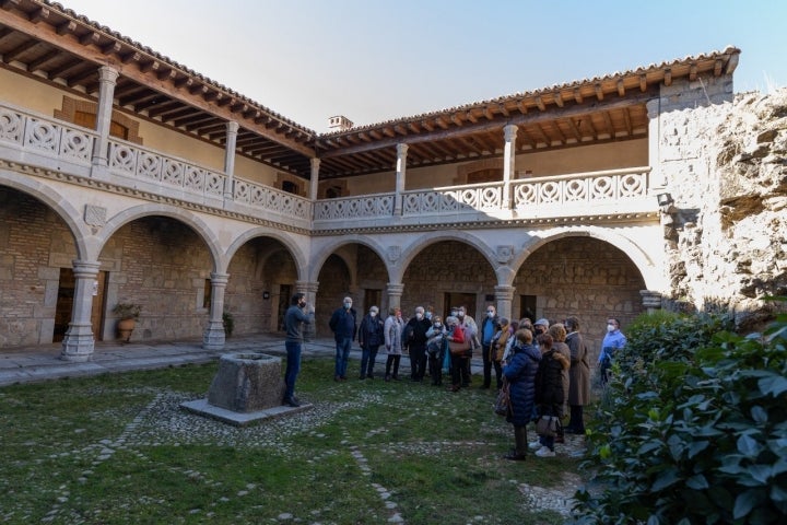 patio de armas del castillo de la adrada